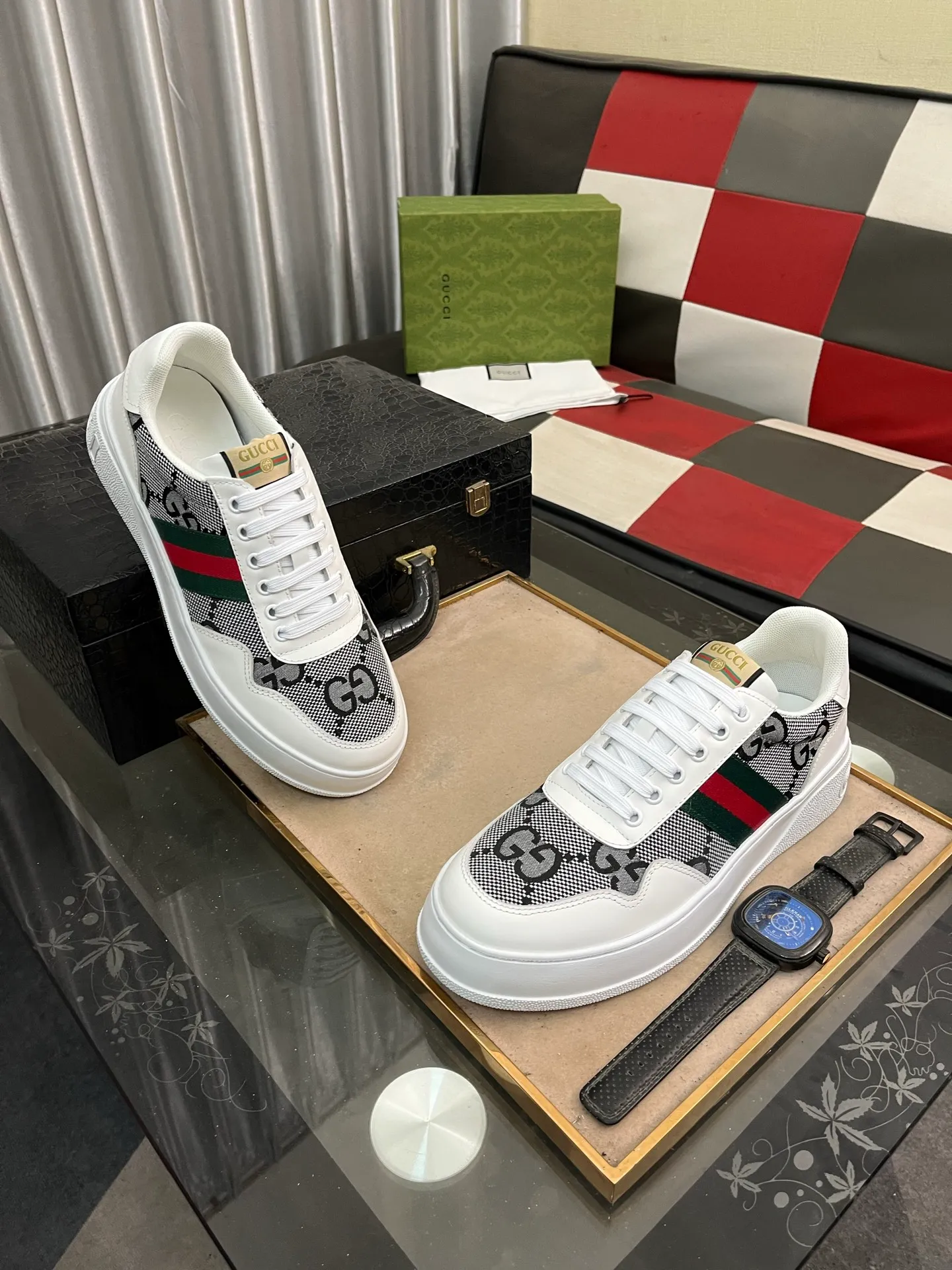 Men's shoes💰420⌚️⌚️[GUCCI] Gucci men's casual shoes are absolutely popular🔥The ultimate matching item for trendy men! The charm of super texture is unstoppable. This is the main recommendation. The upper is made of high-quality cowhide, with pig lining feet and wear-resistant rubber sole. It is noble and elegant! Extremely comfortable🎁🎁You can be as handsome as you want💪 Size 38-44! 3️⃣colors available